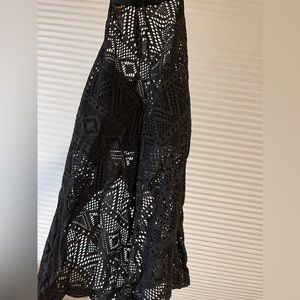 Black ranking top with cute details. Adjustable straps (S)